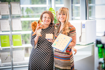Mag.a Daniela Malata (W&H Vice President Human Resources) Mag.a Bernadette Unger (Spürnasenecke und Kindergartenpädagogin)