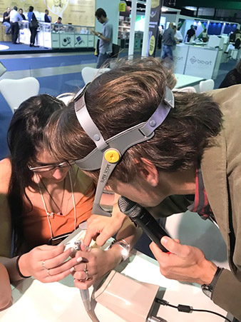 Gästerna fick själva testa och känna på W&H:s produkter