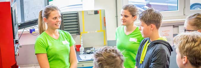 Zerspanungstechnik-Lehrling Stefanie Armstorfer erläuterte das Arbeiten an einer modernen CNC-Maschine.