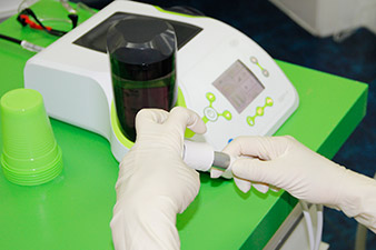 Colocación y extracción sencillas de las puntas de parodontología gracias al cambiador de puntas de W&H