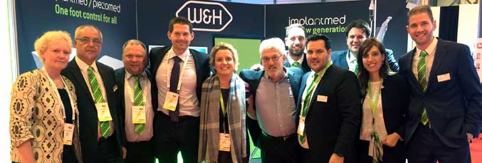 Im Bild von links: Dr. Martina Banze, Scientific Marketing Manager, Andreas Lette, Produktmanager für Oralchirurgie & Implantologie, Christopher Stachl, CEO von W&H Impex, Bastian Diebald, Sales and Marketing Director und Mitglied der W&H Geschäftsleitung, Ángela Paredes, Geschäftsführerin von W&H Ibérica, Rudolf Flieger, Mitglied des W&H Aufsichtsrats, Ramon Ferrer, Vertriebsteam W&H Ibérica, Rafael Janer, Vertriebsteam W&H Ibérica, Sergio López, Vertriebsteam W&H Ibérica, Catalina García, Vertriebsteam W&H Ibérica, und Jose Martínez, Leiter des W&H Ibérica  Vertriebsteams.