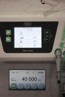 En este caso clínico, el motor de implantes se utilizó en combinación con un sistema piezoeléctrico.