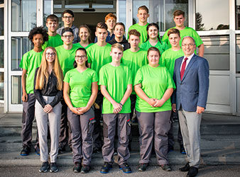 Gruppenfoto W&H Lehrlinge und KR DI Peter Malata