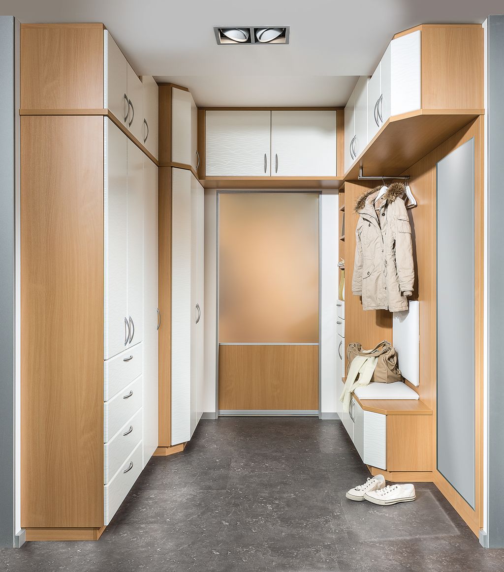 U-förmiger Vorzimmerverbau bis zur Decke mit Türüberbau 