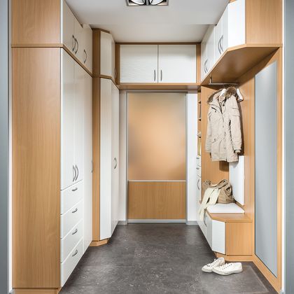 U-förmiger Vorzimmerverbau bis zur Decke mit Türüberbau 