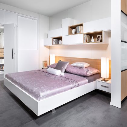 Schlafzimmer mit Bettüberbau