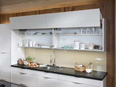Hängeschrank mit Hochfaltklappe.