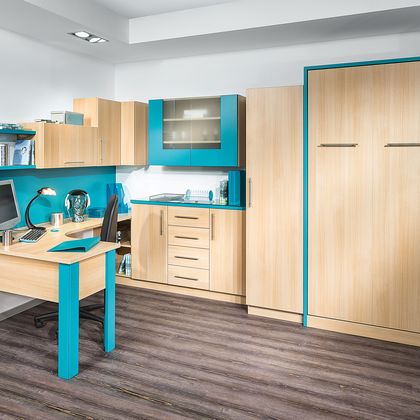 Jugendzimmer mit einem Eckschreibtisch und Klappbett in Dekor Buche und Lack Petrol