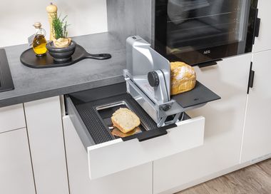 Vollauszug mit eingebauter Brotschneidemaschine.