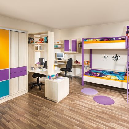 Kinderzimmer für 2 Kinder mit einem Stockbett und Schreibtischen