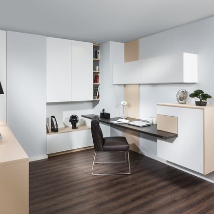 Büro mit grifflosen Türen