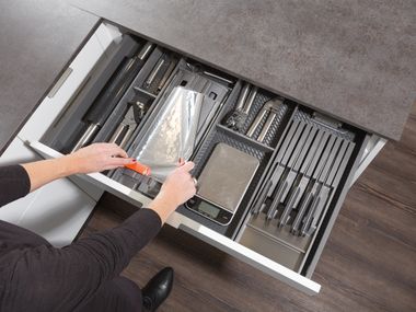 Vollauszug mit Messerblock und Folienschneider.