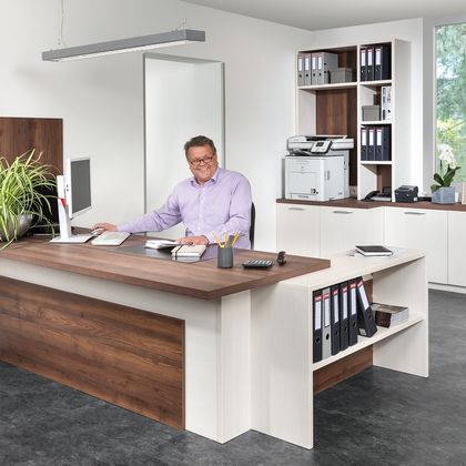 Büro mit Schreibtisch