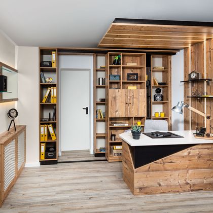 Büro mit Schreibtisch