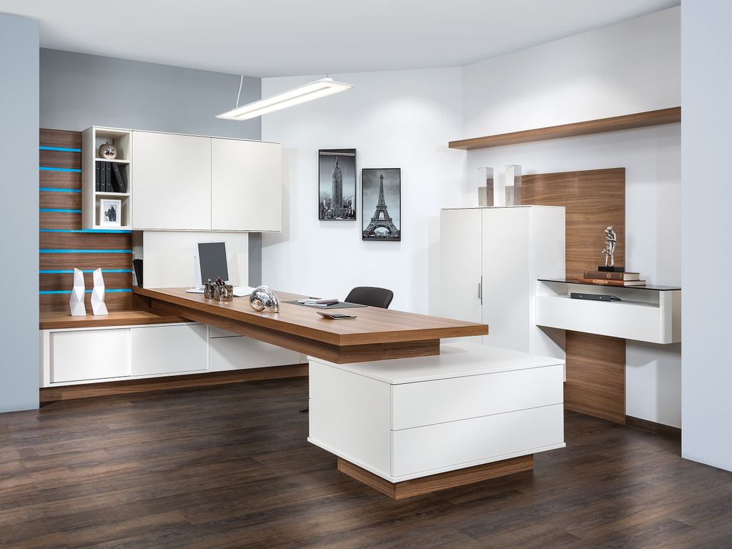 Büro mit Schreibtisch