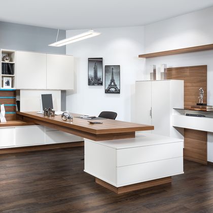 Büro mit Schreibtisch