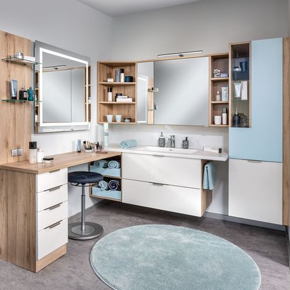 Eckbad mit Schminkplatz