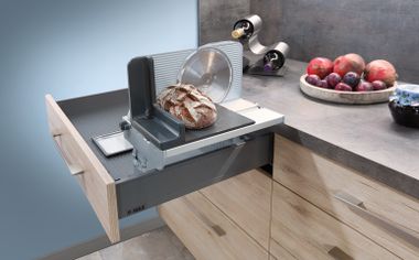 Vollauszug mit eingebauter Brotschneidemaschine.