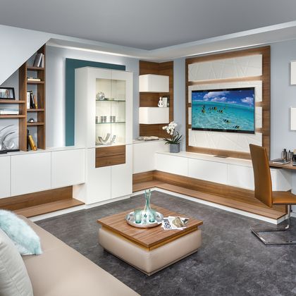 Dachausbau Wohnzimmer mit Vitrinenschrank