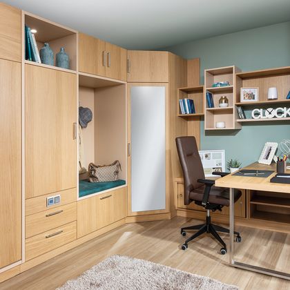 Büro mit Schreibtisch