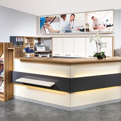 Arztbüro mit Empfangspult