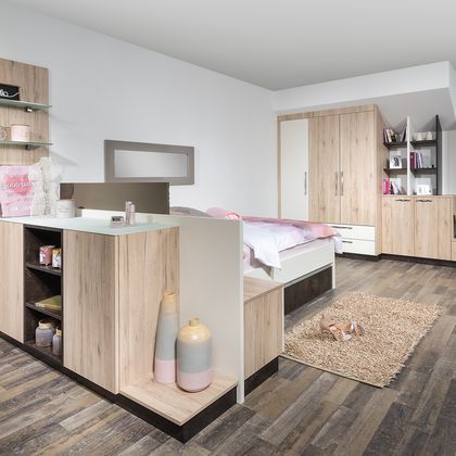 Schlafzimmer mit Dachschrägen-Schrank