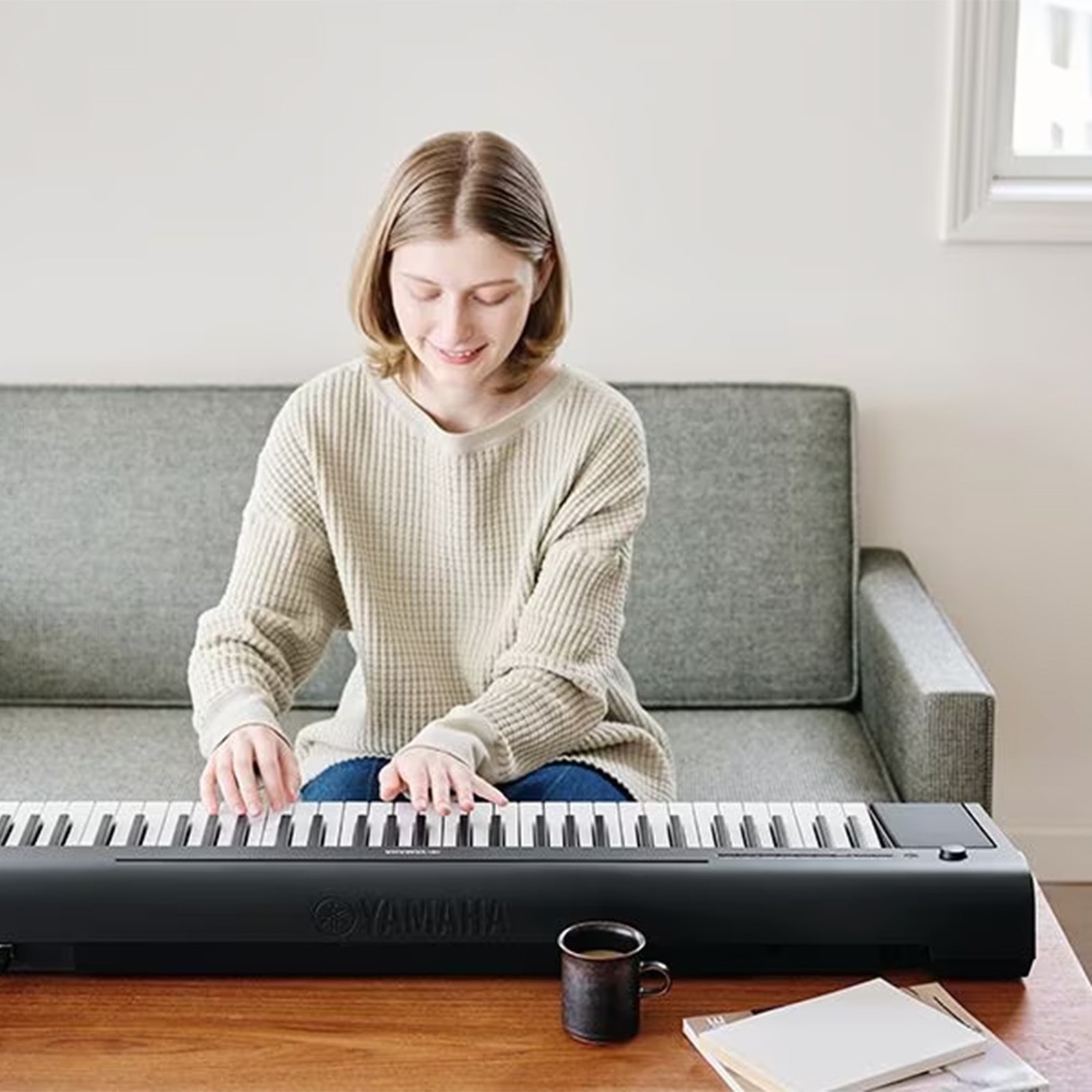 Yamaha NP-15 Piaggero Black - Frau spielt Piano