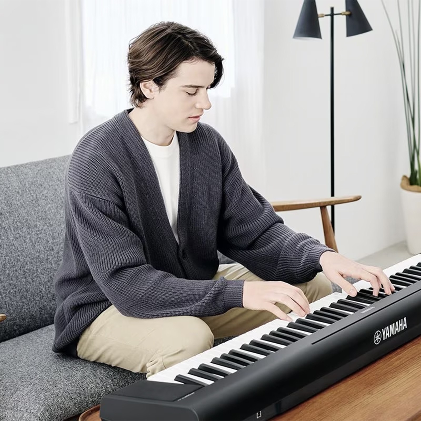 Yamaha NP-35 Piaggero Black - Mann spielt Piano