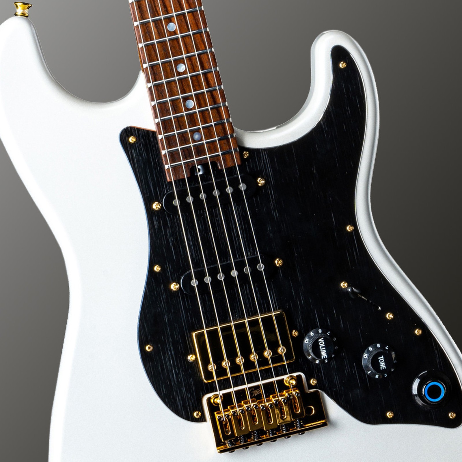 Mooer GTRS Guitars Standard 900 W PW mit zwei Singlecoils und einem Humbucker