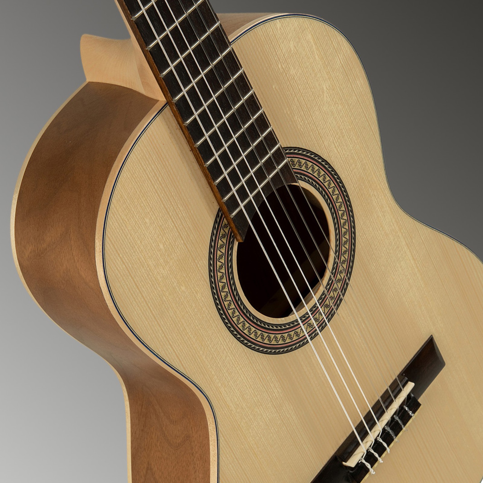 Massive Fichtendecke der Konzertgitarre Manuel Rodriguez E-57