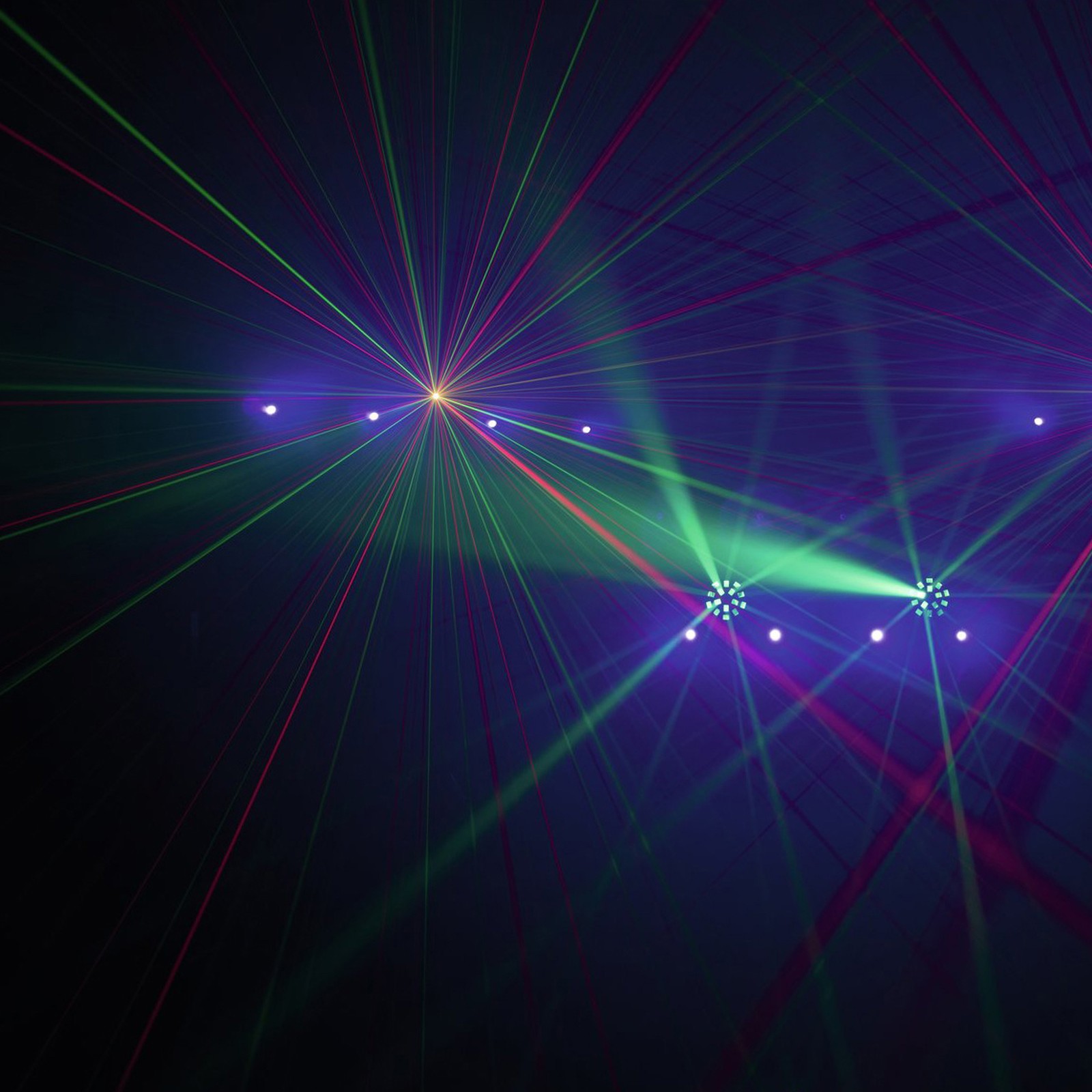 Bunte Laserstrahlen in der Dunkelheit