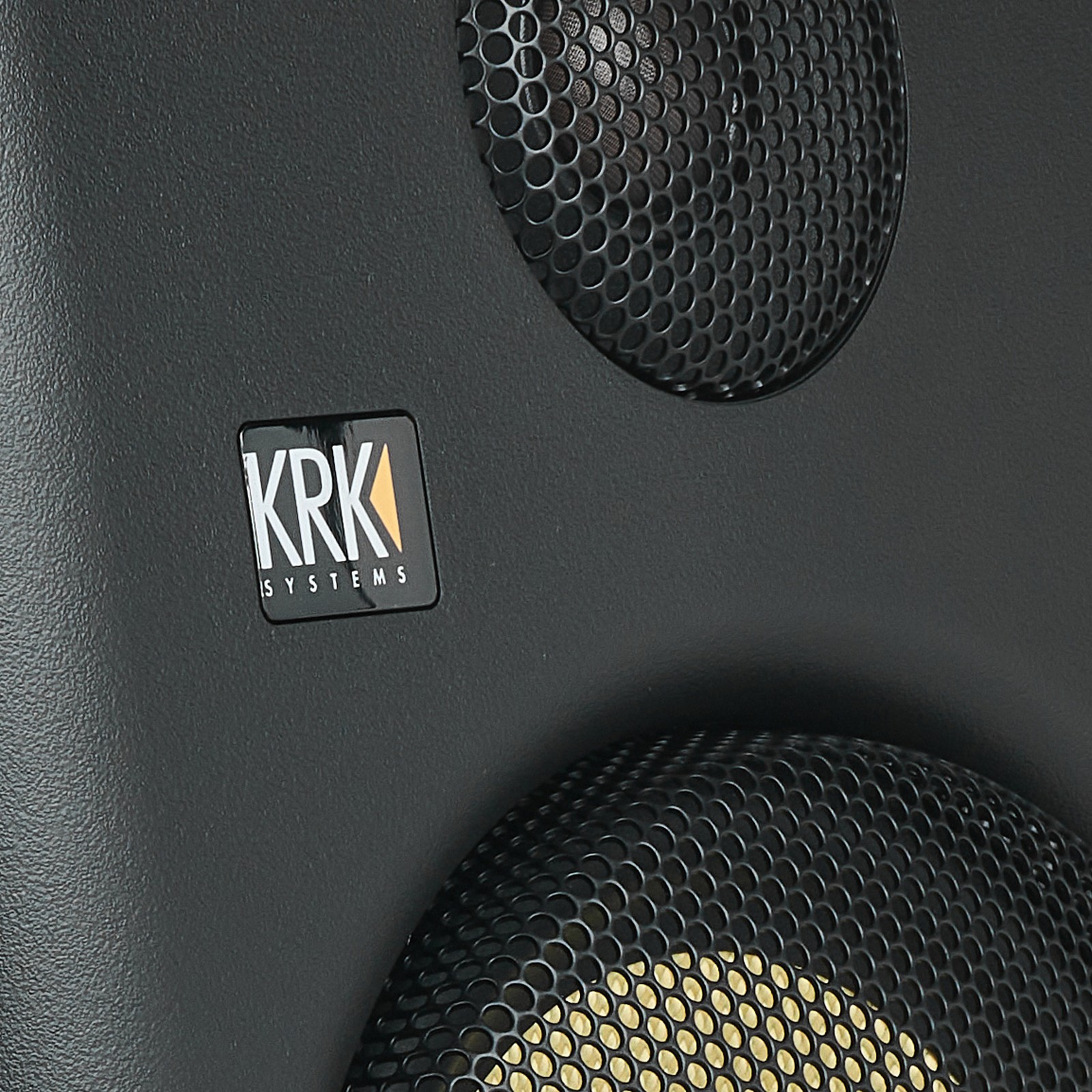 Logo auf dem schwarzen KRK Rokit RP7 G5