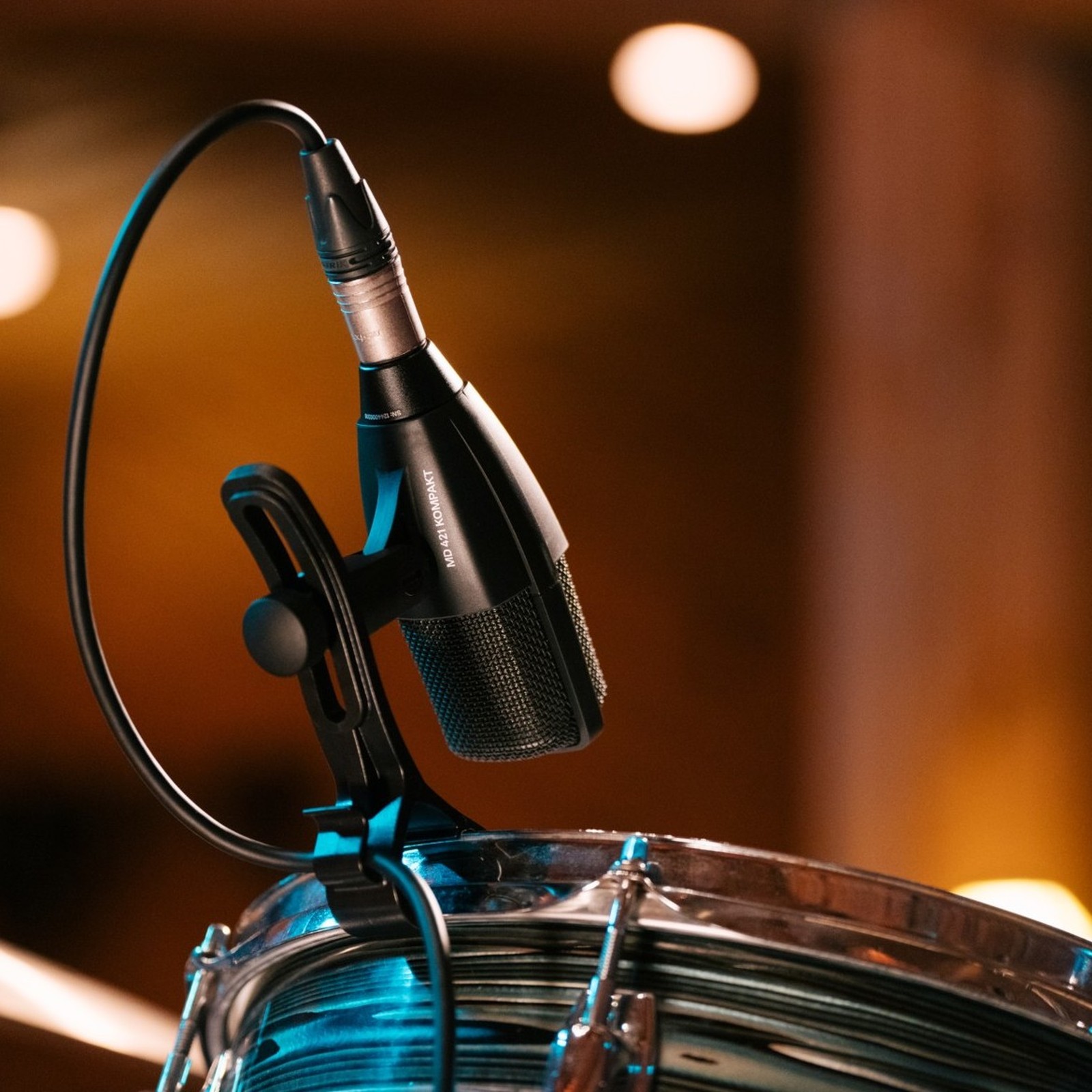 Sennheiser MD 421 Kompakt with Drum Clamp an einer Snare Drum