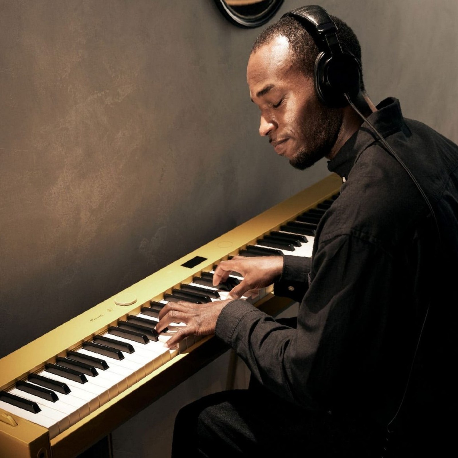 Digitalpiano Casio PX-S7000 HM wird von einem Musiker mit Kopfhörer gespielt