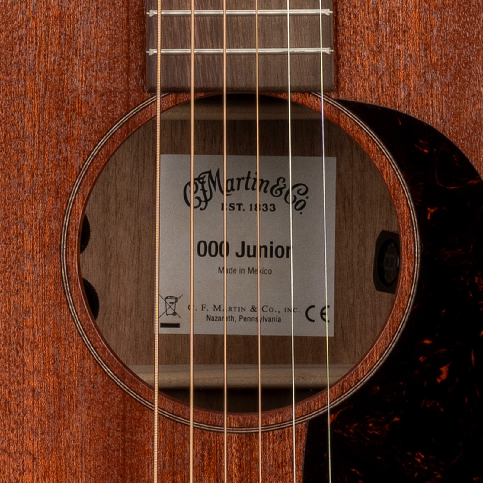 Sapele-Decke der Martin Guitar 000 Jr E Sapele New Westerngitarre
