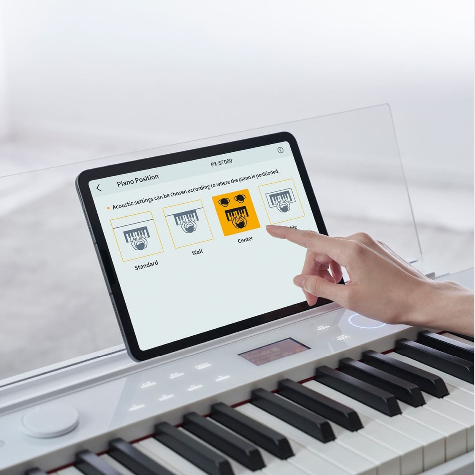 Tablet auf dem Notenhalter des Casio PX-S7000 WE