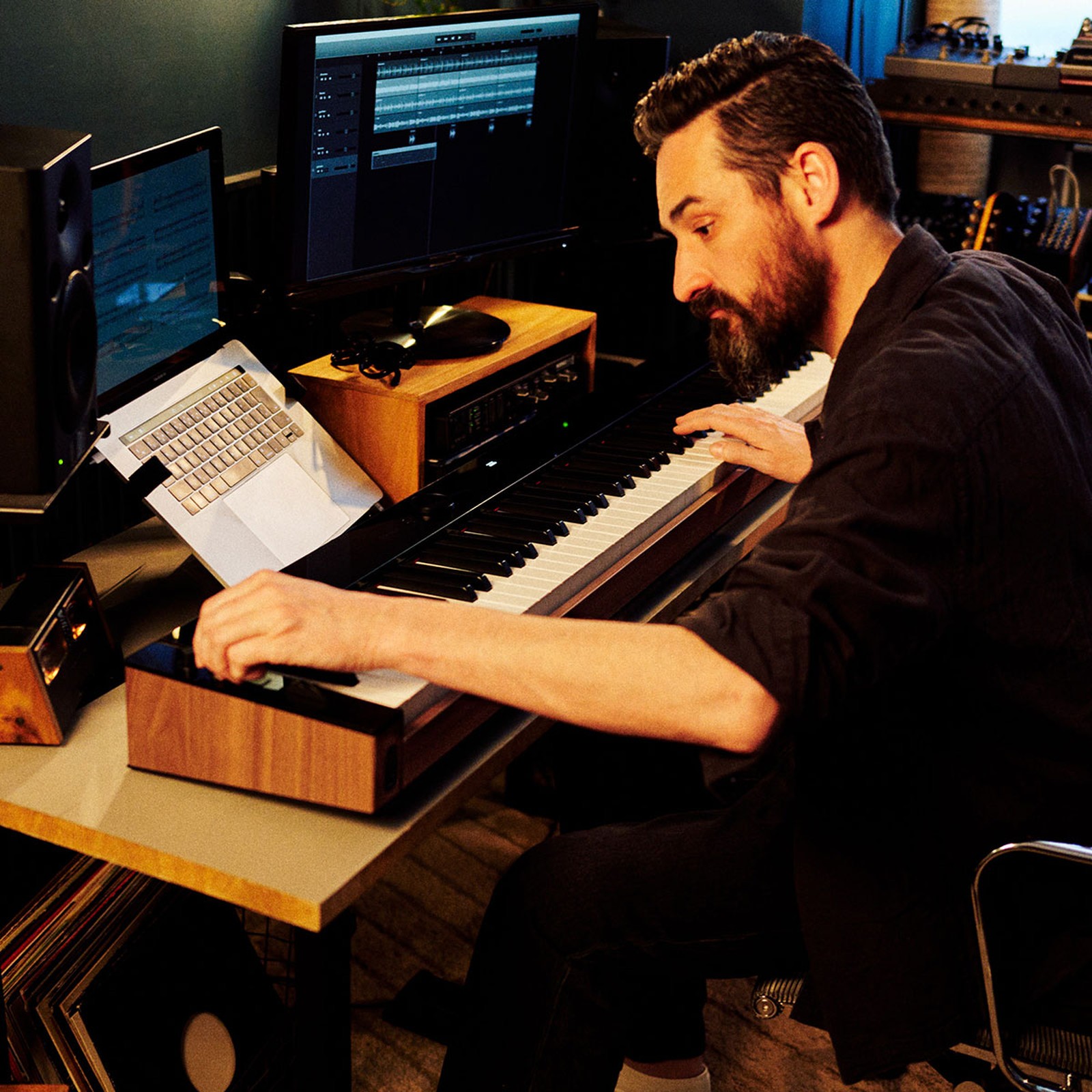 Mann spielt Digitalpiano Casio PX-S6000 im Holzdesign