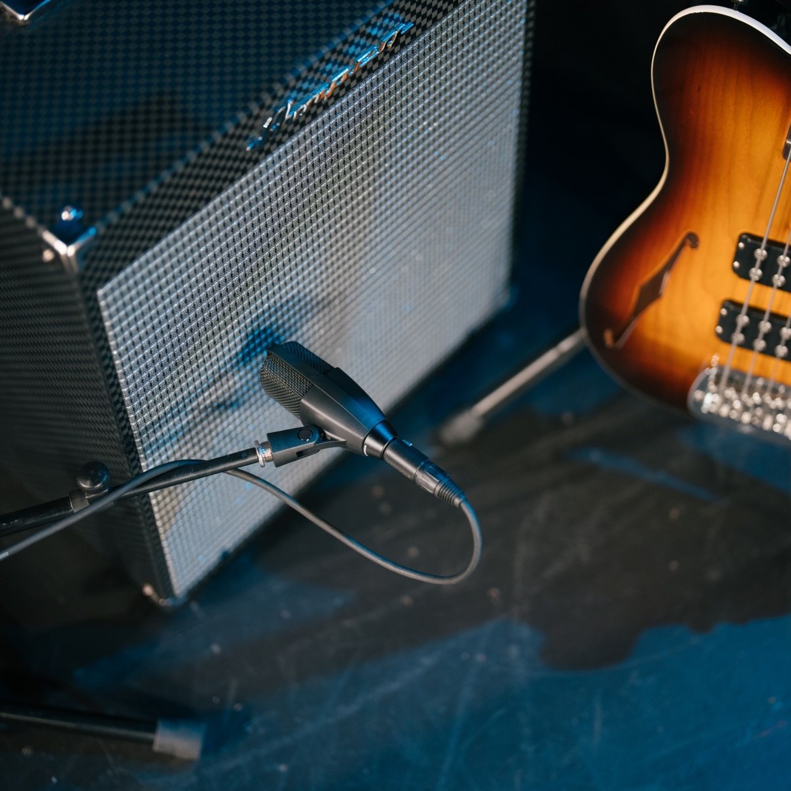  Sennheiser MD 421 Kompakt vor einem Bassverstärker