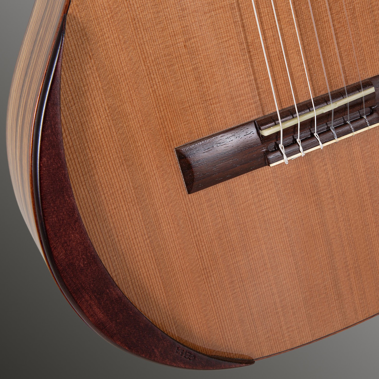 Abgerundete Armauflage an der Decke der Manuel Rodriguez 40-C Cedar Zebrano