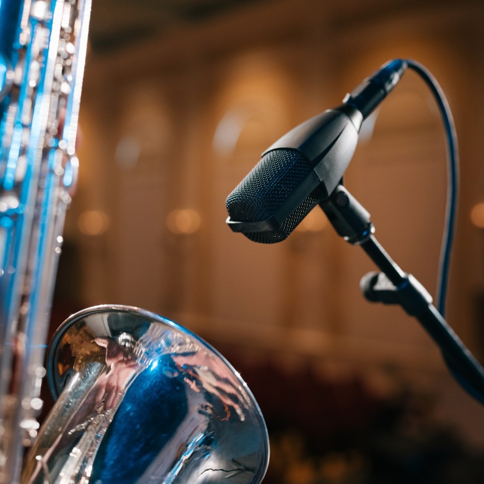 Saxophon wird mit Sennheiser MD 421 Kompakt aufgenommen