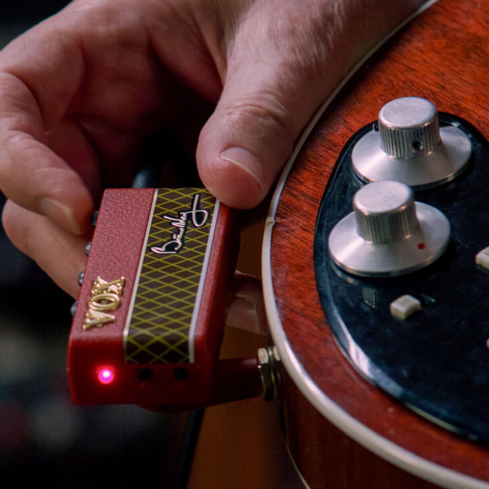 VOX AmPlug2 Brian May roter Kopfhörer Verstärker an Gitarre