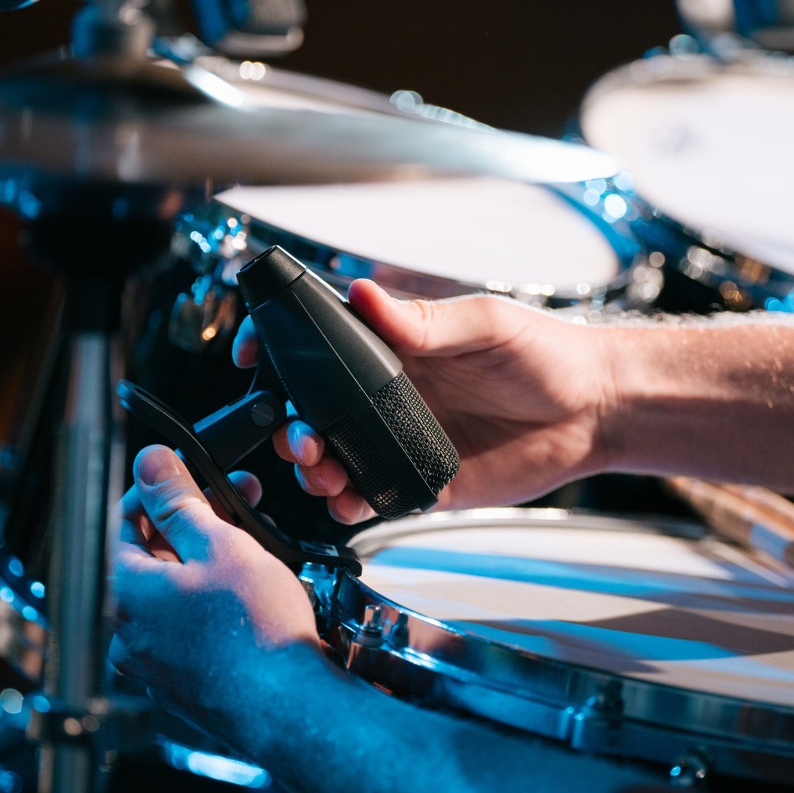  Sennheiser MD 421 Kompakt with Drum Clamp wird montiert