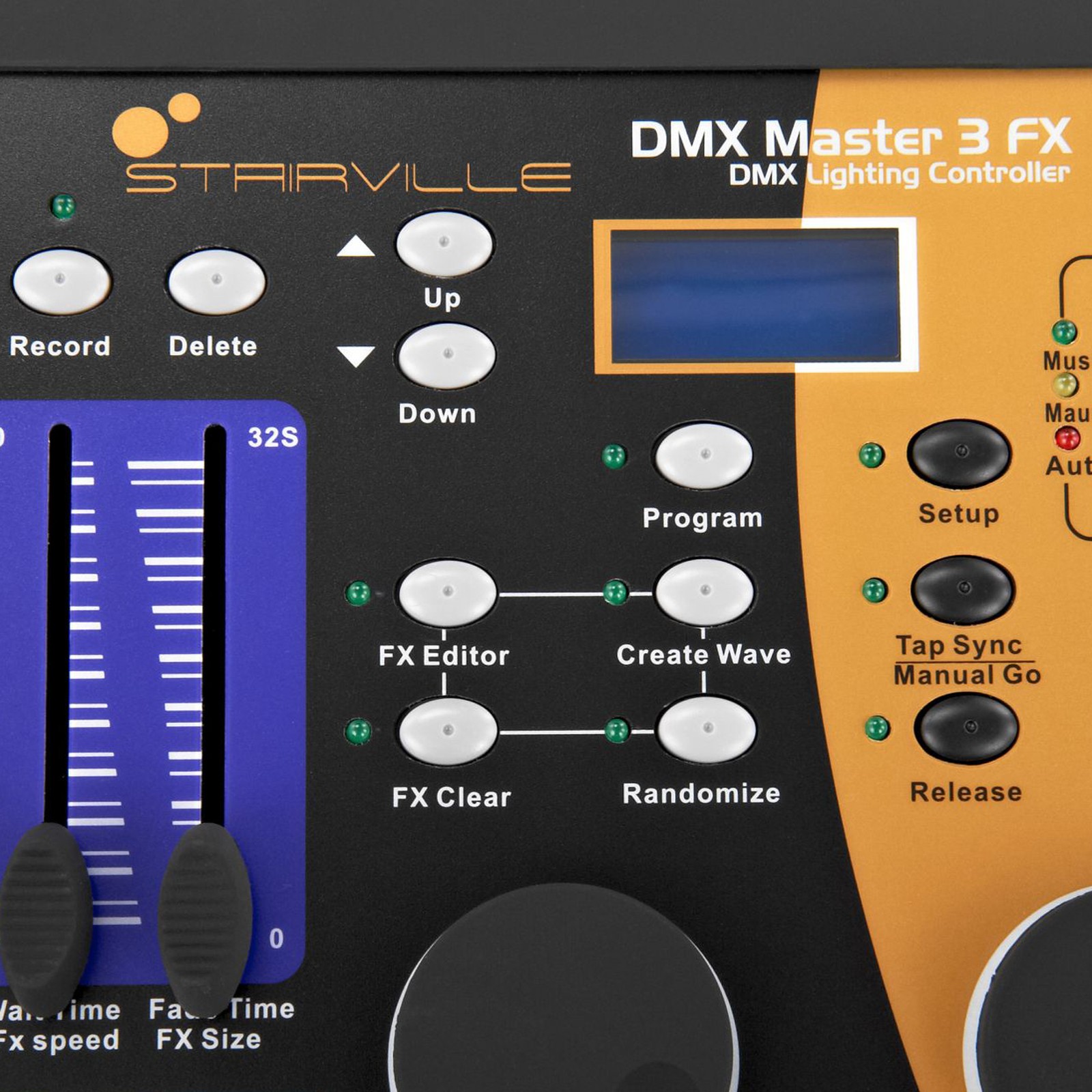 Lichtpult mit Bildschirm und vielen Reglern