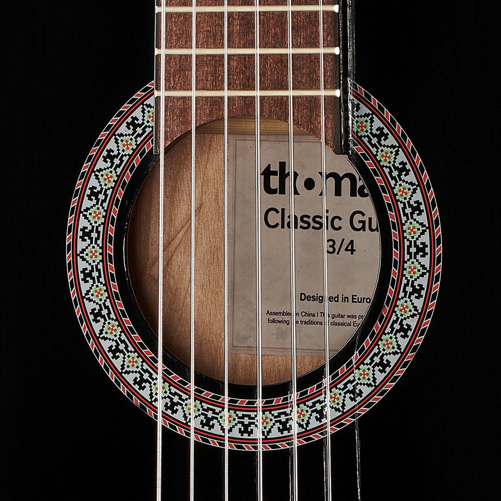 Thomann Logo auf dem Aufkleber im Korpus