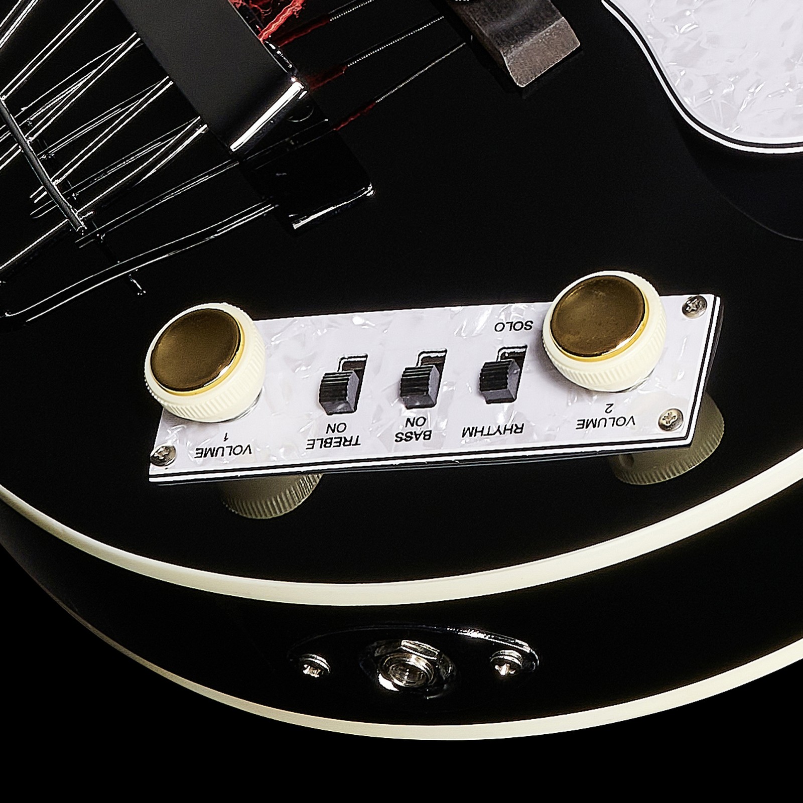 Regler und Schalter am Höfner Club Bass Ignition SE TBK E-Bass