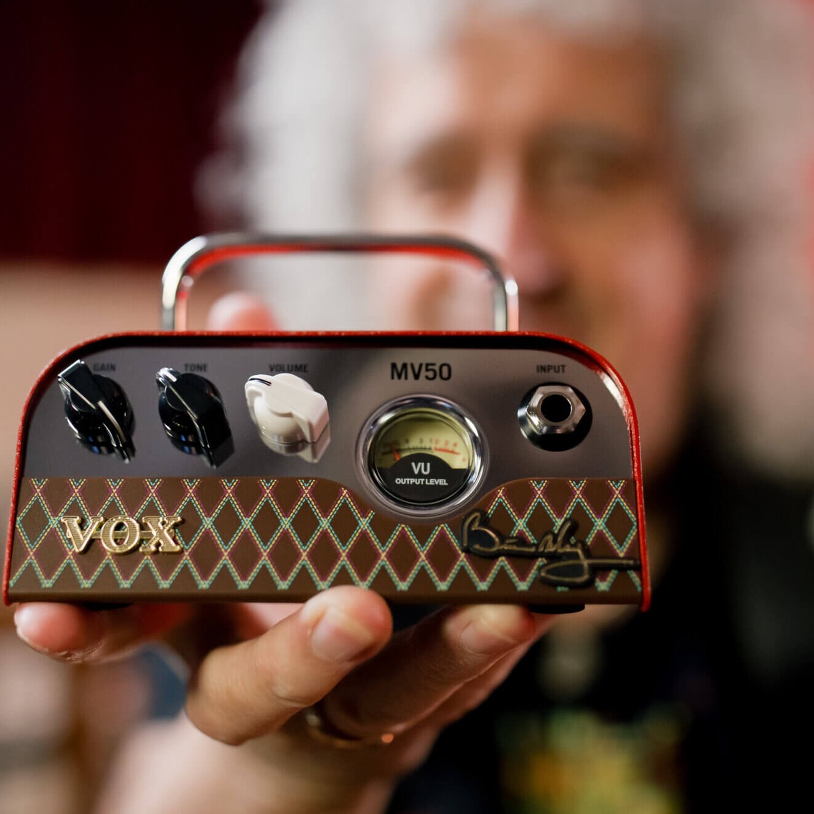 Brian May hält Vox MV50 Signature Amp in der Hand
