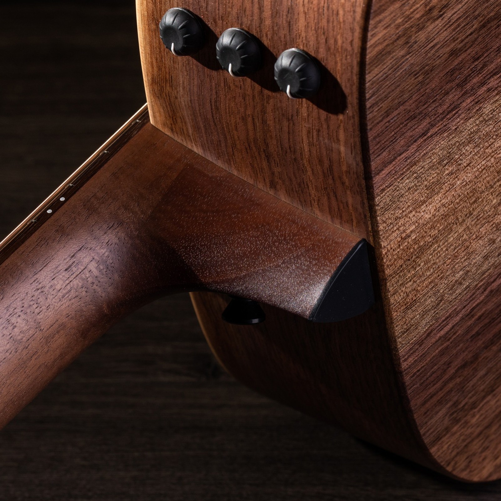 Preamp Regler an der Zarge der Taylor American Dream AD12e SB