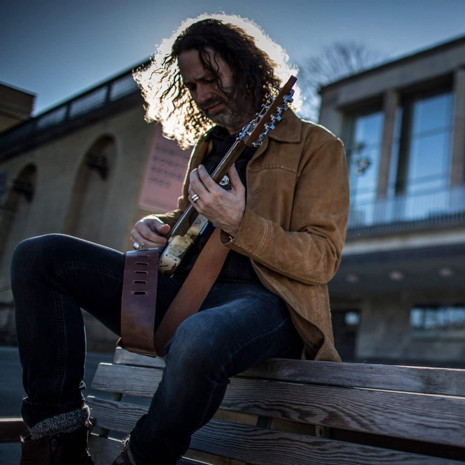 Henrik Danhage spielt seine Signature-Gitarre