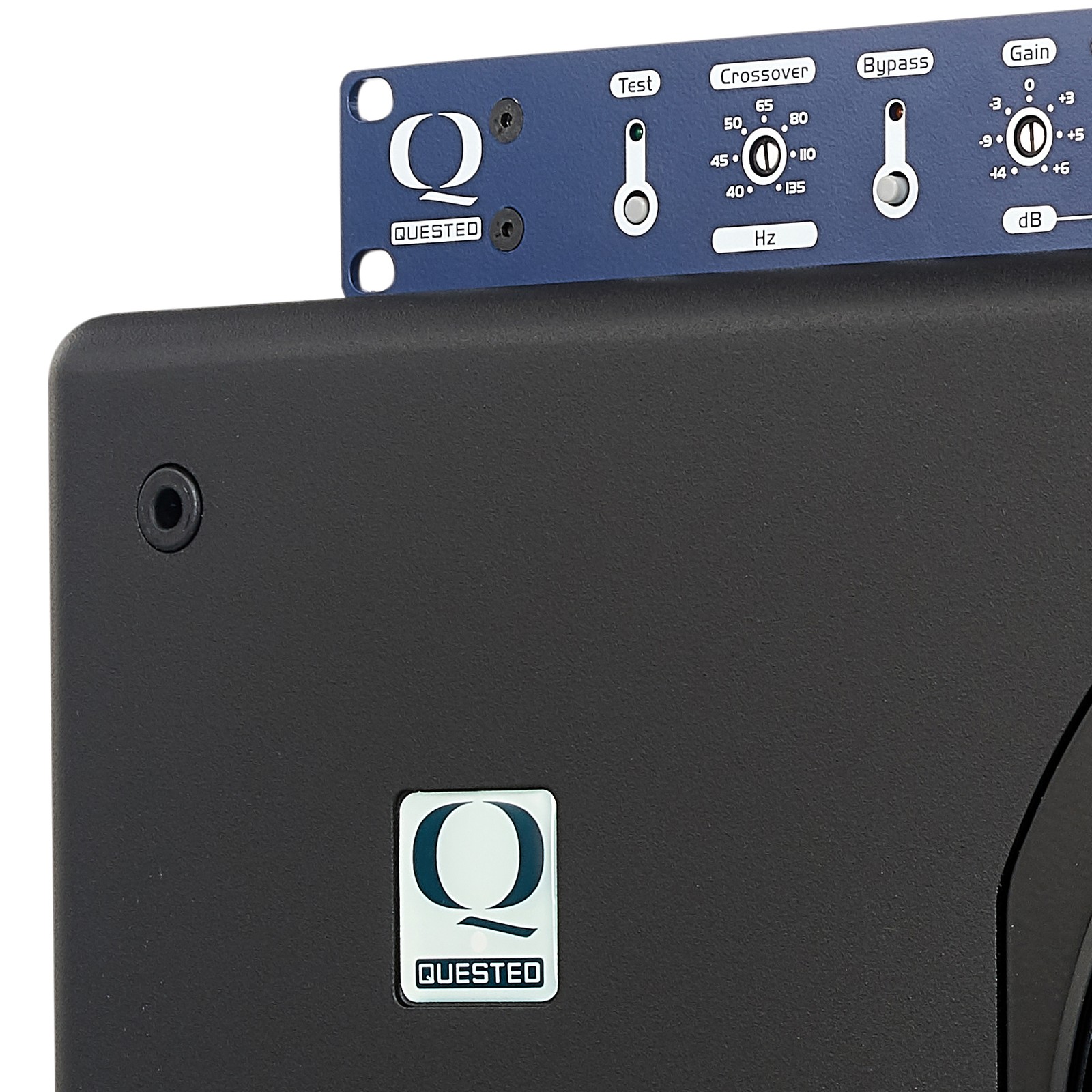 Vue détaillée du caisson de basses Quested SB10R avec le logo Quested Monitoring Systems