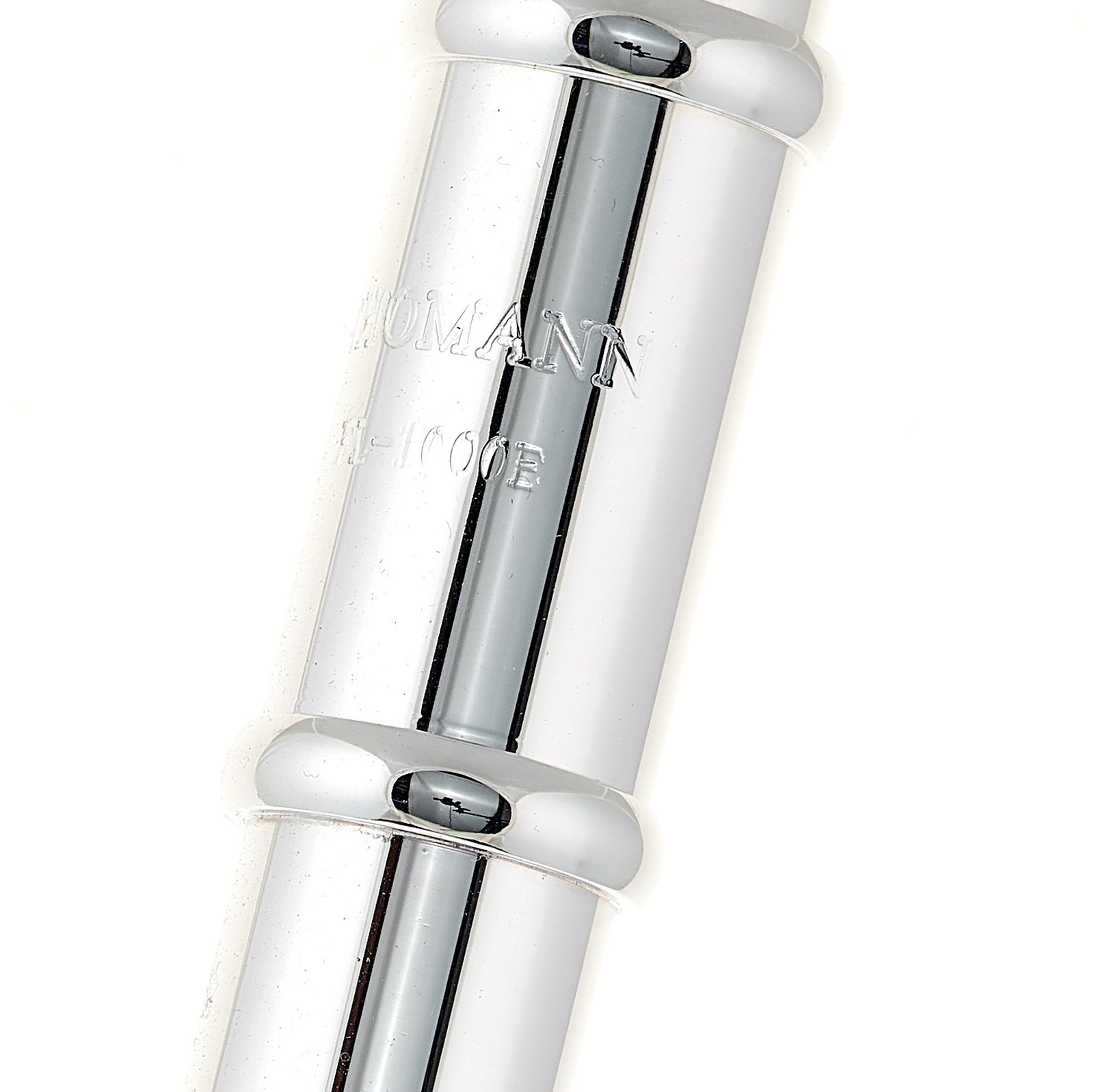 Graviertes Thomann Logo auf der Querflöte